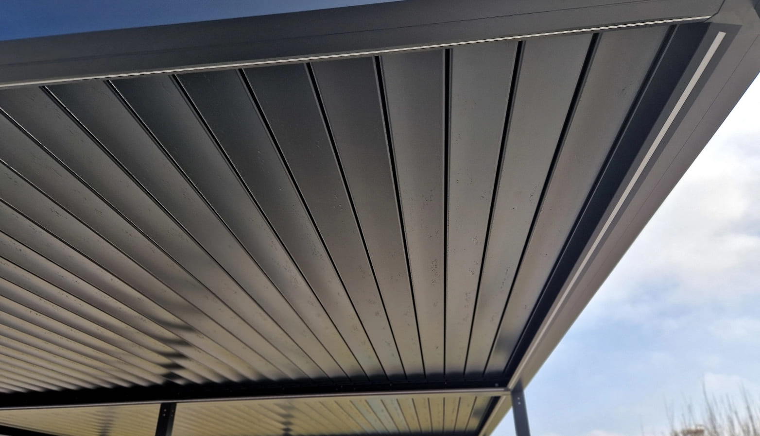 shutterstock_25855086472x